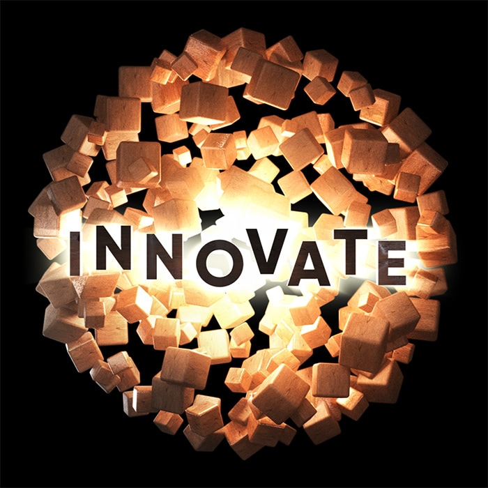 "Innovate" inmitten von Holzblöcken in Kreisform