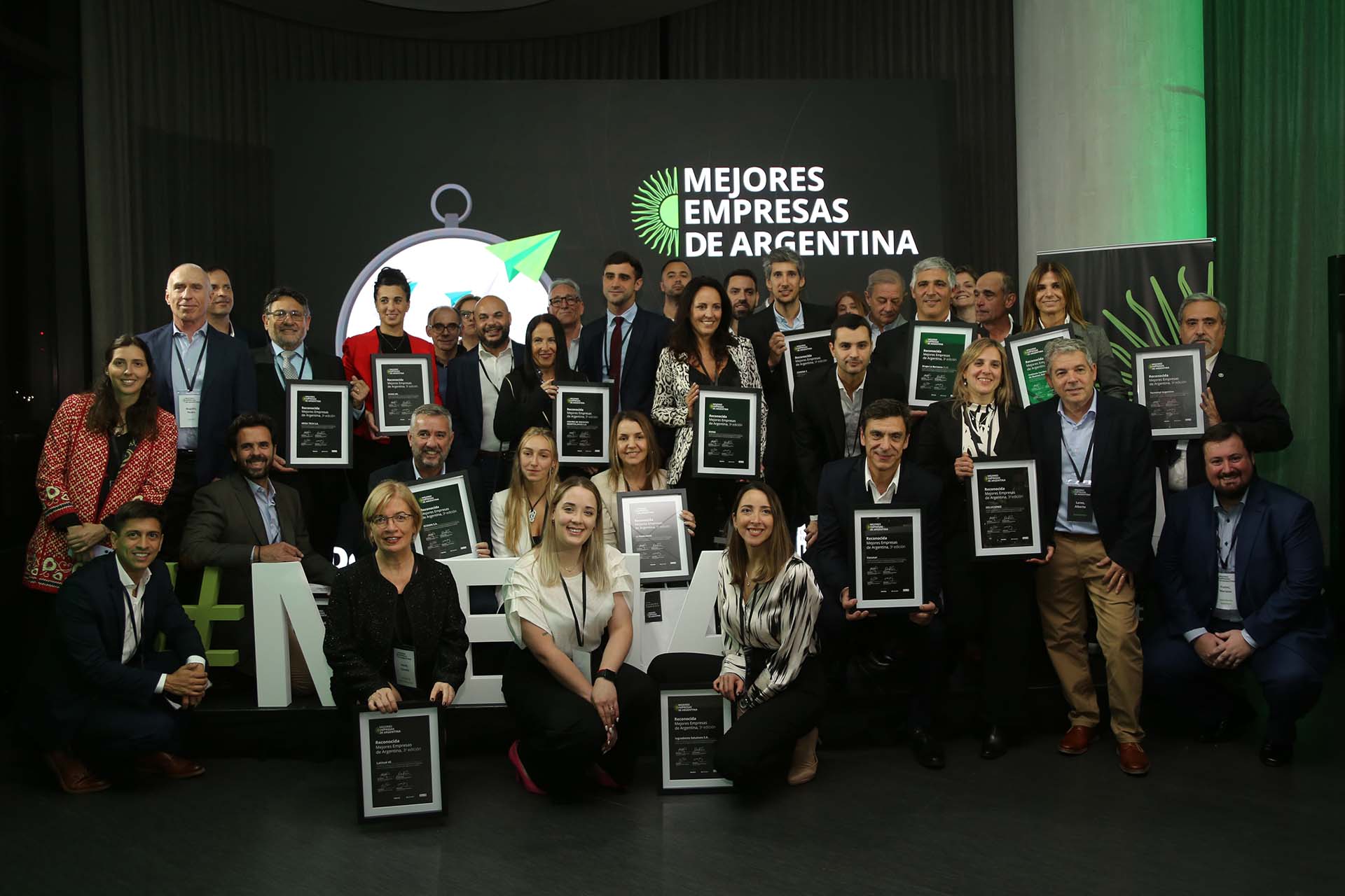 Los ganadores de la 3era edicion de MEdA sostienen sus cuadros de reconocimiento
