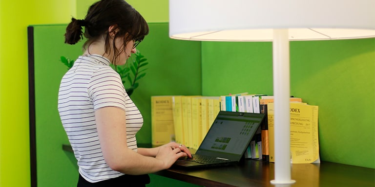 Deloitte Österreich junge Frau beim Arbeiten am Laptop