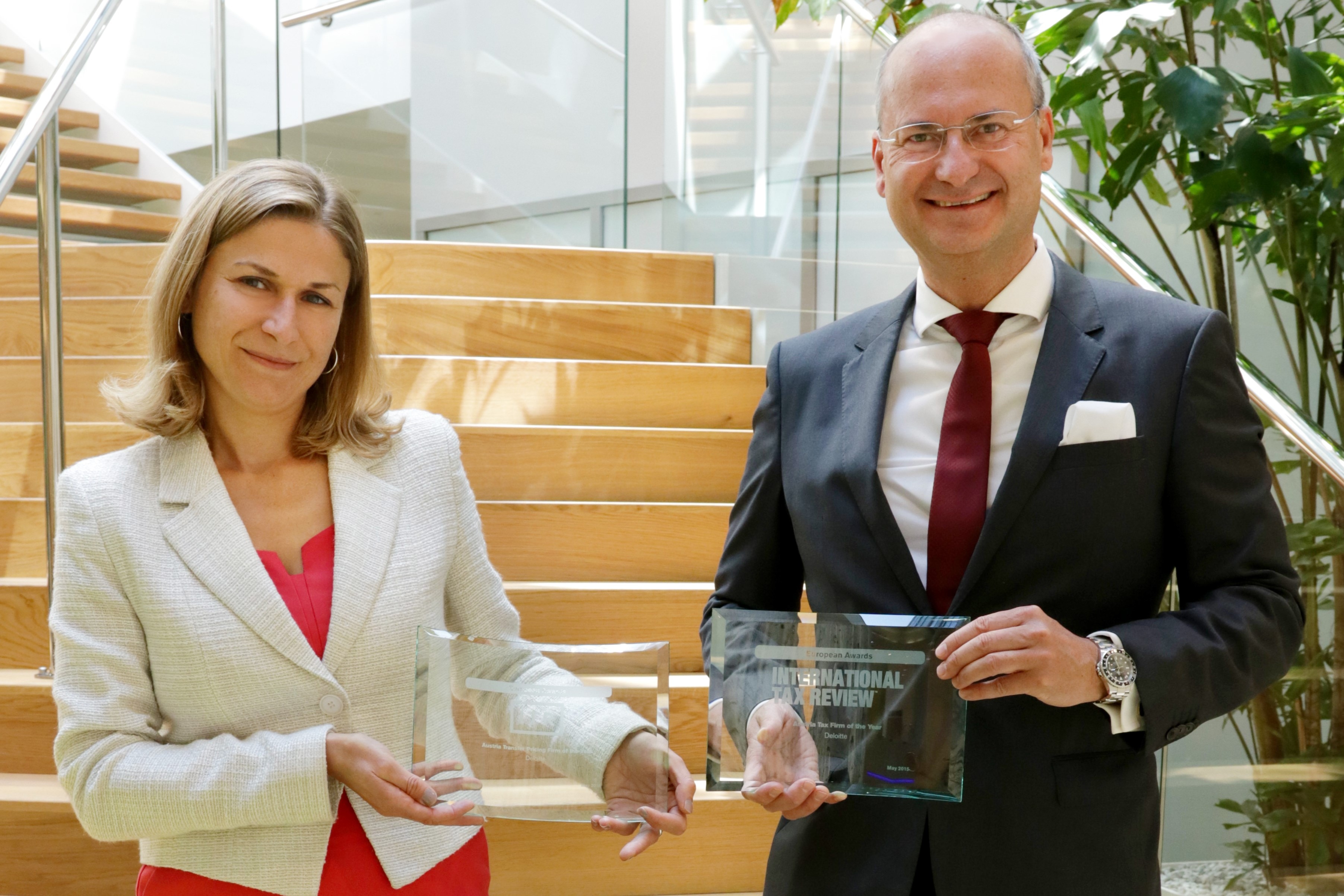 Karin Andorfer, Partnerin Deloitte Österreich, und Herbert Kovar, Partner Deloitte Österreich, bei der Tax Awards Preisverleihung