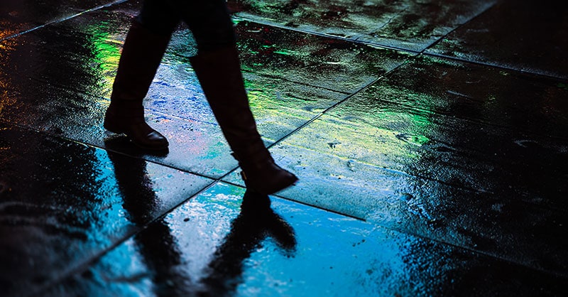 雨の中、一人の男が歩く