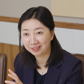Asset Management One International Director Karin Ri（ 李 嘉林 ）氏