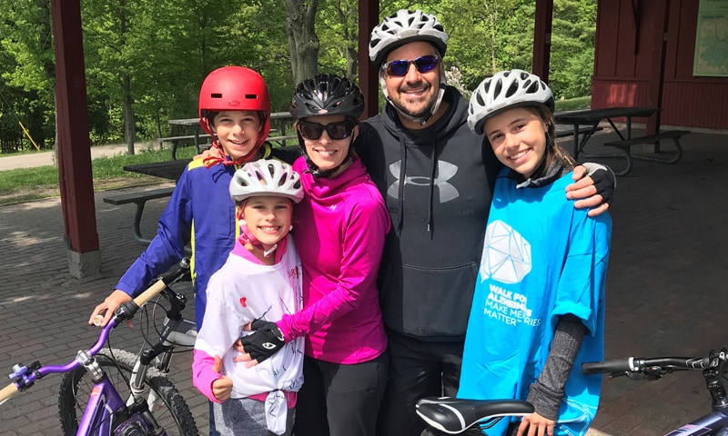 Joe et sa famille profitent d'une journée de vélo de montagne