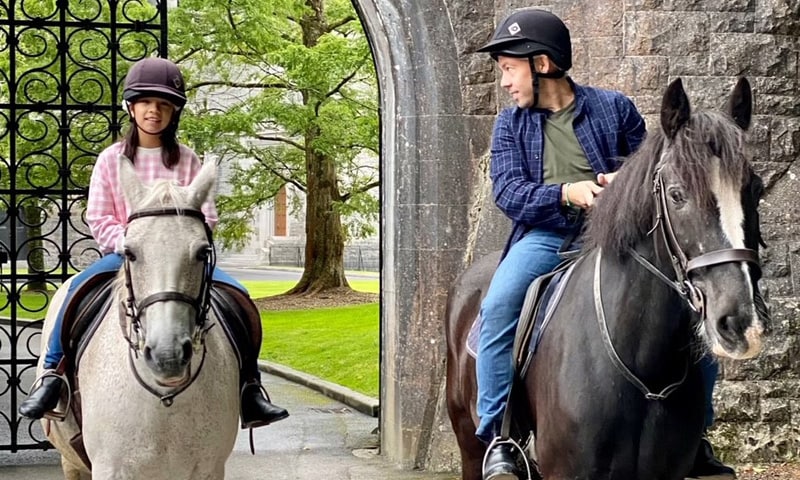 Chris fait de l'équitation avec sa fille
